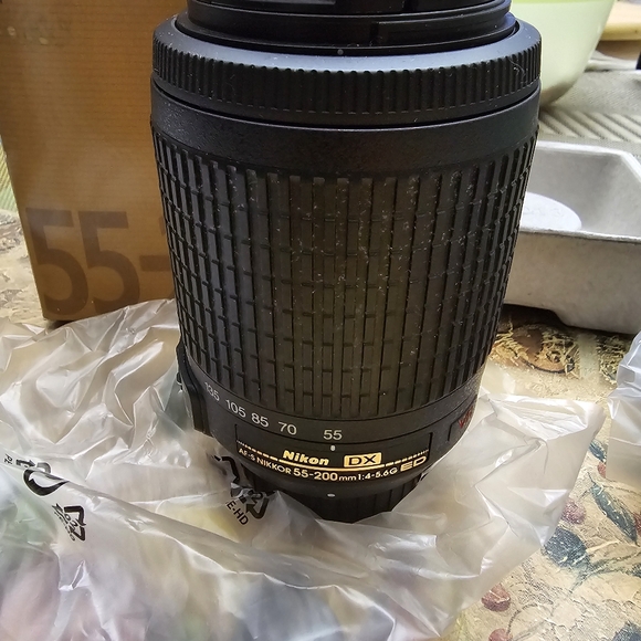 Nikon AF-S DX 55-200mm f/4-5.6 G ED Auto Focus-S DX Nikkor Zoom Lens - Picture 6 of 9